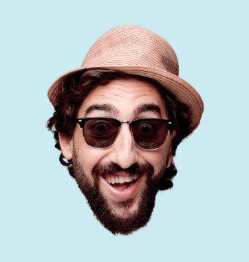 Genç deli adam kesme baş ifade izole sakallı. Turist rolü. Mutlu poz.