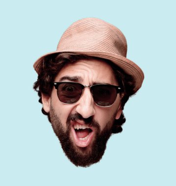 Genç deli adam kesme baş ifade izole sakallı. Turist rolü. Korkmuş kavramı.