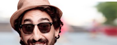 Genç deli adam kesme baş ifade izole sakallı. Turist rolü. Mutlu poz.