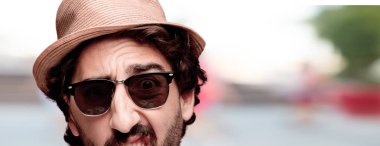 Genç deli adam kesme baş ifade izole sakallı. Turist rolü. Korkmuş kavramı.