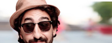 Genç deli adam kesme baş ifade izole sakallı. Turist rolü. Düşünme kavramı.