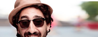 Genç deli adam kesme baş ifade izole sakallı. Turist rolü. Mutlu poz.