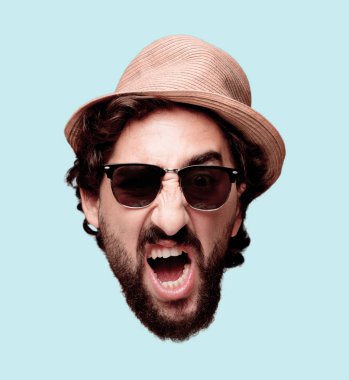 Genç deli adam kesme baş ifade izole sakallı. Turist rolü. Kızgın ifade.