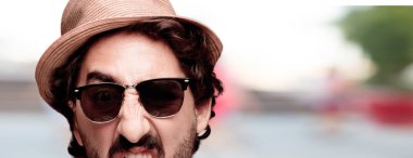 Genç deli adam kesme baş ifade izole sakallı. Turist rolü. Kızgın ifade.