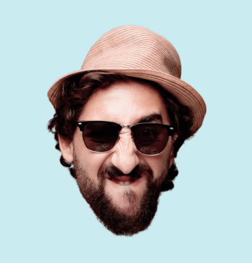 Genç deli adam kesme baş ifade izole sakallı. Turist rolü. Kızgın ifade.