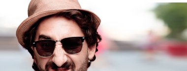 Genç deli adam kesme baş ifade izole sakallı. Turist rolü. Kızgın ifade.