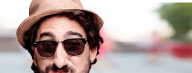 Genç deli adam kesme baş ifade izole sakallı. Turist rolü. Şaka kavram.