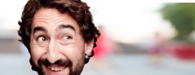 Genç adam mutlu poz sakallı