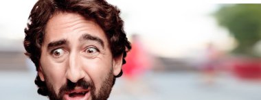 Genç deli adam izole kesme kafa ifadesiyle sakallı. Üzgün kavramı.