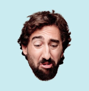 Genç deli adam izole kesme kafa ifadesiyle sakallı. Üzgün kavramı.