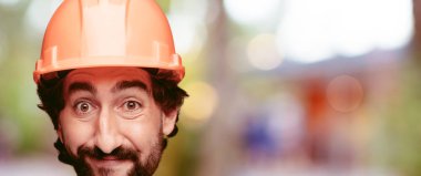 Genç deli adam kesme baş ifade izole sakallı. İnşa işçisi rolü. 