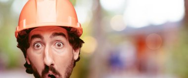 Genç deli adam kesme baş ifade izole sakallı. İnşa işçisi rolü. Korkmuş kavramı.