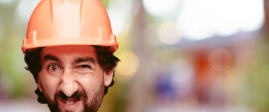 Genç deli adam kesme baş ifade izole sakallı. İnşa işçisi rolü. Kızgın ifade.