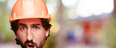 Genç deli adam kesme baş ifade izole sakallı. İnşa işçisi rolü. Korkmuş kavramı.