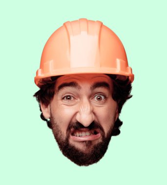 Genç deli adam kesme baş ifade izole sakallı. İnşa işçisi rolü. Kızgın ifade.