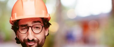 Genç deli adam kesme baş ifade izole sakallı. Mimar rolü. 