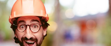 Genç deli adam kesme baş ifade izole sakallı. Mimar rolü. Mutlu poz.