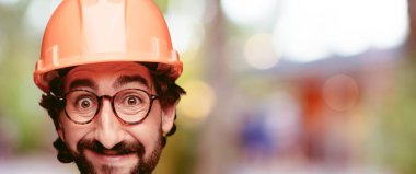 Genç deli adam kesme baş ifade izole sakallı. Mimar rolü. Mutlu poz.