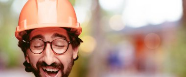 Genç deli adam kesme baş ifade izole sakallı. Mimar rolü. Mutlu poz.