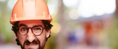 Genç deli adam kesme baş ifade izole sakallı. Mimar rolü. Kızgın ifade.