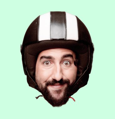 Genç deli adam kesme baş ifade izole sakallı. Motosiklet binici rolü. Sürpriz kavramı.