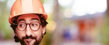 Genç deli adam kesme baş ifade izole sakallı. Mimar rolü. Düşünme kavramı.