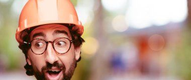 Genç deli adam kesme baş ifade izole sakallı. Mimar rolü. Sürpriz kavramı.