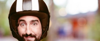 Genç deli adam kesme baş ifade izole sakallı. Motosiklet binici rolü. Sürpriz kavramı.