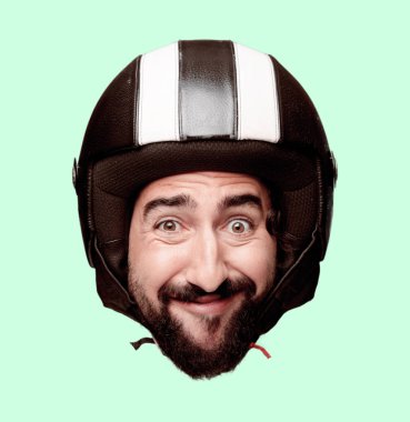 Genç deli adam kesme baş ifade izole sakallı. Motosiklet binici rolü. Korkmuş kavramı.