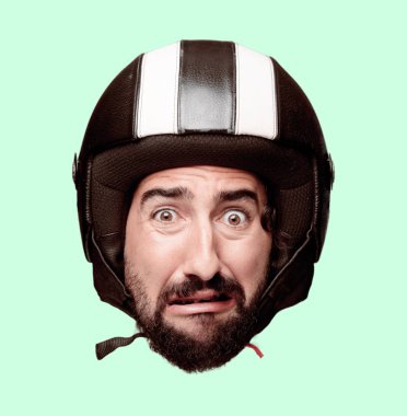 Genç deli adam kesme baş ifade izole sakallı. Motosiklet binici rolü. Korkmuş kavramı.