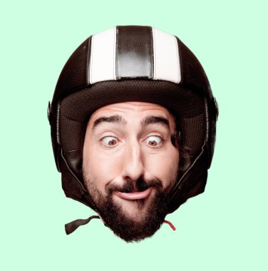 Genç deli adam kesme baş ifade izole sakallı. Motosiklet binici rolü. Şaka kavram.