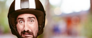 Genç deli adam kesme baş ifade izole sakallı. Motosiklet binici rolü. Korkmuş kavramı.