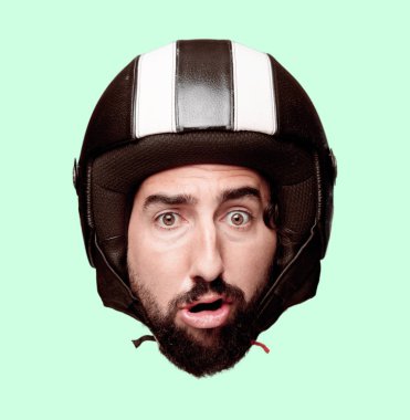 Genç deli adam kesme baş ifade izole sakallı. Motosiklet binici rolü. Korkmuş kavramı.