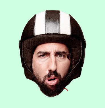 Genç deli adam kesme baş ifade izole sakallı. Motosiklet binici rolü. Korkmuş kavramı.
