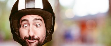 Genç deli adam kesme baş ifade izole sakallı. Motosiklet binici rolü. Şaka kavram.