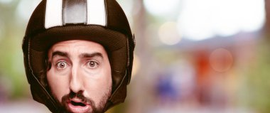 Genç deli adam kesme baş ifade izole sakallı. Motosiklet binici rolü. Korkmuş kavramı.