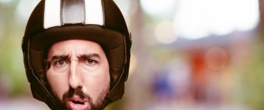 Genç deli adam kesme baş ifade izole sakallı. Motosiklet binici rolü. Korkmuş kavramı.