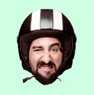 Genç deli adam kesme baş ifade izole sakallı. Motosiklet binici rolü. Kızgın ifade.