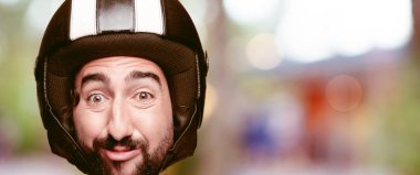 Genç deli adam kesme baş ifade izole sakallı. Motosiklet binici rolü. Şaka kavram.