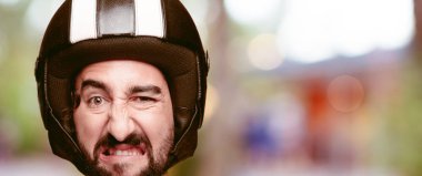 Genç deli adam kesme baş ifade izole sakallı. Motosiklet binici rolü. Kızgın ifade.