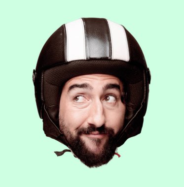 Genç deli adam kesme baş ifade izole sakallı. Motosiklet binici rolü. Düşünme kavramı.