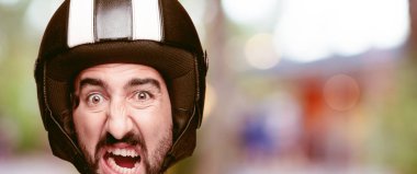 Genç deli adam kesme baş ifade izole sakallı. Motosiklet binici rolü. Kızgın ifade.