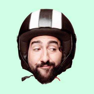 Genç deli adam kesme baş ifade izole sakallı. Motosiklet binici rolü. Düşünme kavramı.