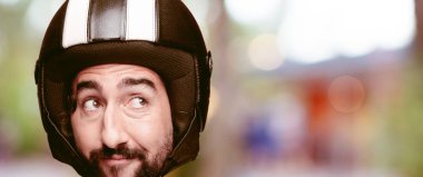 Genç deli adam kesme baş ifade izole sakallı. Motosiklet binici rolü. Düşünme kavramı.