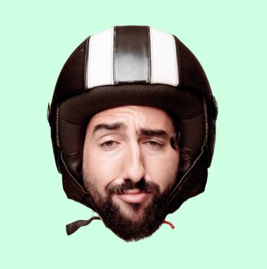 Genç deli adam kesme baş ifade izole sakallı. Motosiklet binici rolü. 