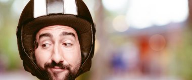 Genç deli adam kesme baş ifade izole sakallı. Motosiklet binici rolü. Düşünme kavramı.