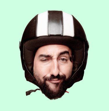 Genç deli adam kesme baş ifade izole sakallı. Motosiklet binici rolü. 