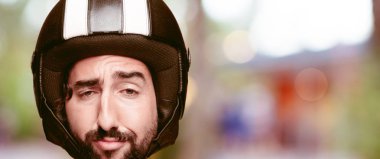 Genç deli adam kesme baş ifade izole sakallı. Motosiklet binici rolü. 