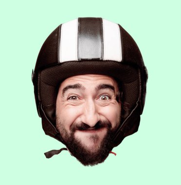 Genç deli adam kesme baş ifade izole sakallı. Motosiklet binici rolü. Mutlu poz.