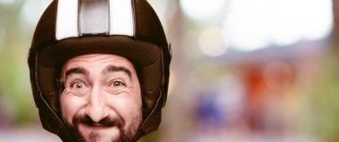 Genç deli adam kesme baş ifade izole sakallı. Motosiklet binici rolü. Mutlu poz.